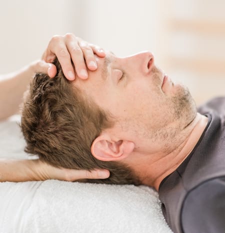 Osteopathische Behandlung am Kopf