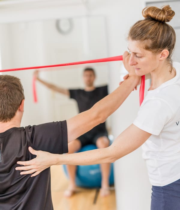 Dagmar Harrasser bei einer Physiotherapie-Behandlung mit Widerstandsband